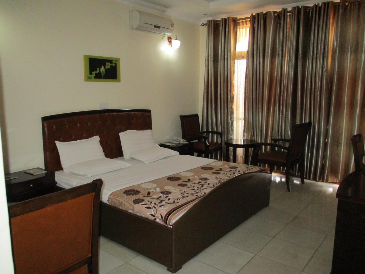 Amaris Hotel Кигали Екстериор снимка